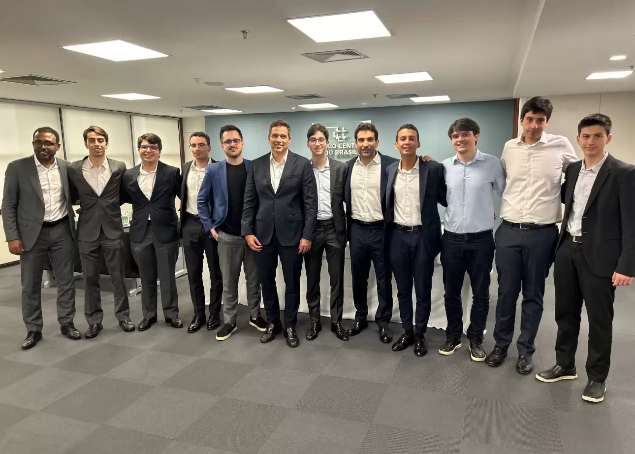 Oncontro entre a delegação vencedora da Olimpíada Mundial de Economia e diretores do Banco Central em São Paulo.