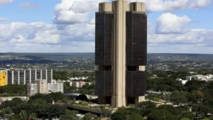Presidente do Banco Central, Campos Neto, otimista sobre economia, aponta espaço para novo corte na Selic e elogia esforço fiscal. Lula tem reunião com presidente da Petrobras em meio a pressões políticas.