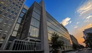 O Banco Mundial divulgou no mês passado propostas que aumentariam seus empréstimos para países em desenvolvimento em US$ 100 bilhões adicionais ao longo de uma década.