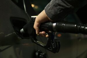 Analistas preveem que o etanol pode ganhar participação de mercado no setor de combustíveis. Para o próximo mês, há expectativas de um ritmo de moagem de cana mais baixo, devido à menor área para colheita e aumento das chuvas, o que pode reduzir os estoques do produto e pressionar os preços para cima.