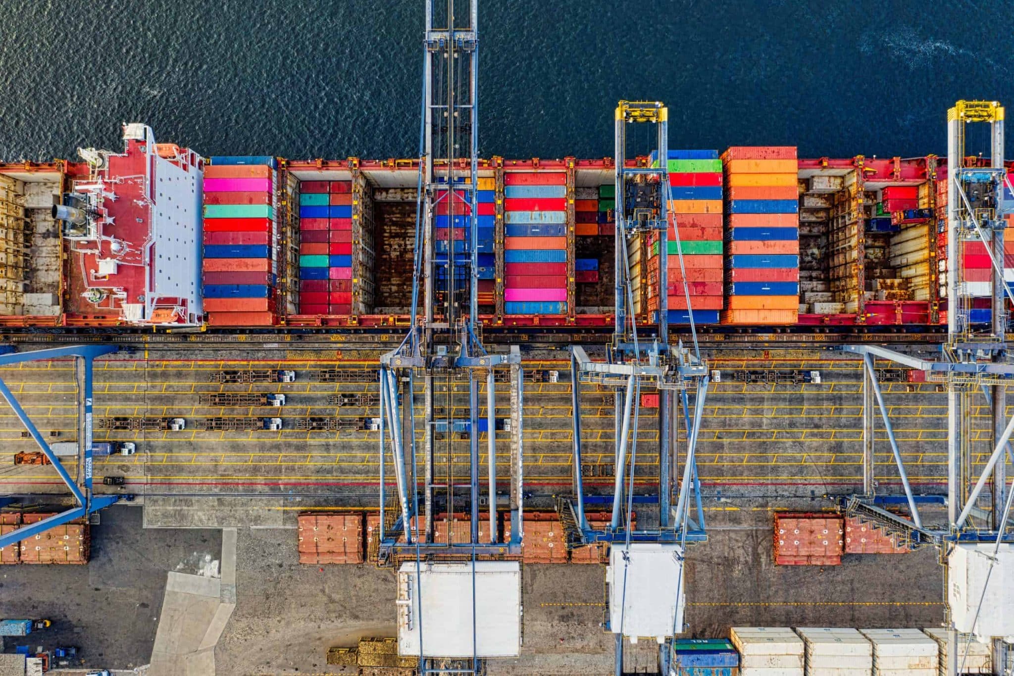 A Associação Brasileira dos Armadores de Cabotagem (Abac) relata que a falta de chuvas está causando níveis extremamente baixos nos rios, dificultando a navegação.