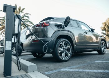 Imposto de importação para carros elétricos e híbridos terá alta gradual a partir de janeiro, visando fortalecer a indústria nacional e reduzir emissões.