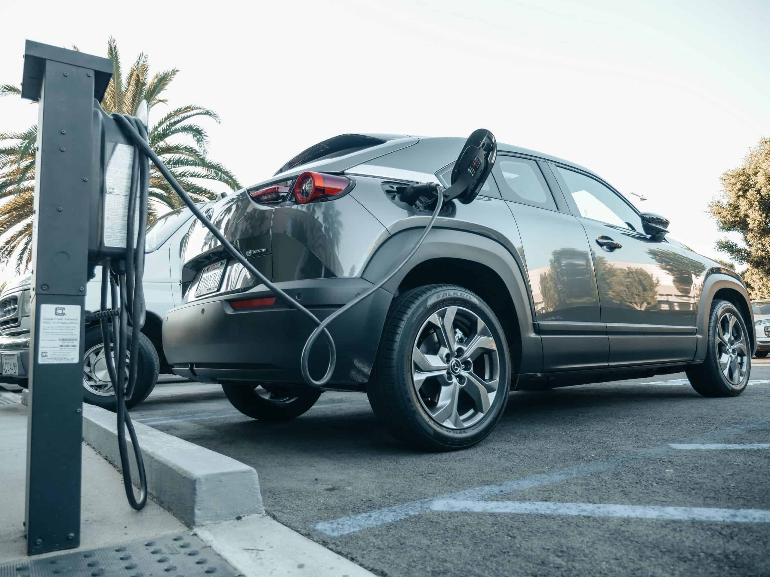 Imposto de importação para carros elétricos e híbridos terá alta gradual a partir de janeiro, visando fortalecer a indústria nacional e reduzir emissões.