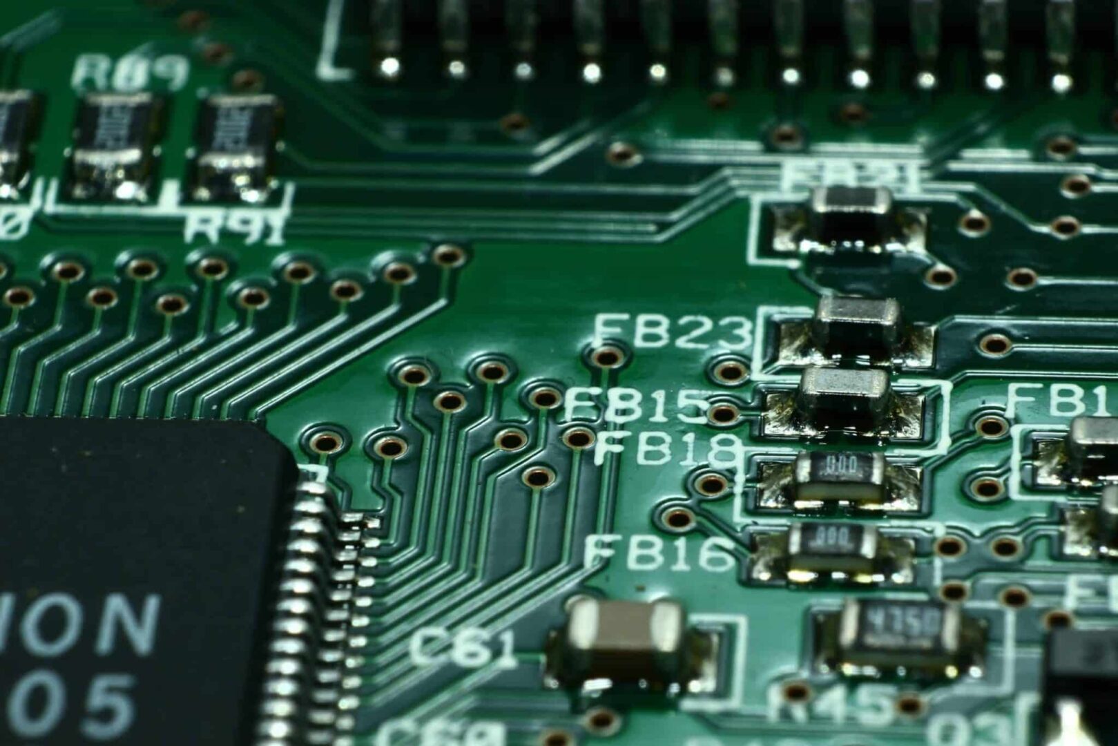 A Samsung Electronics produz cerca de 40% de seus chips NAND flash em sua fábrica em Xi'an, China, enquanto a SK Hynix produz cerca de 40% de seus chips DRAM em Wuxi e 20% de seus chips NAND flash em Dalian.