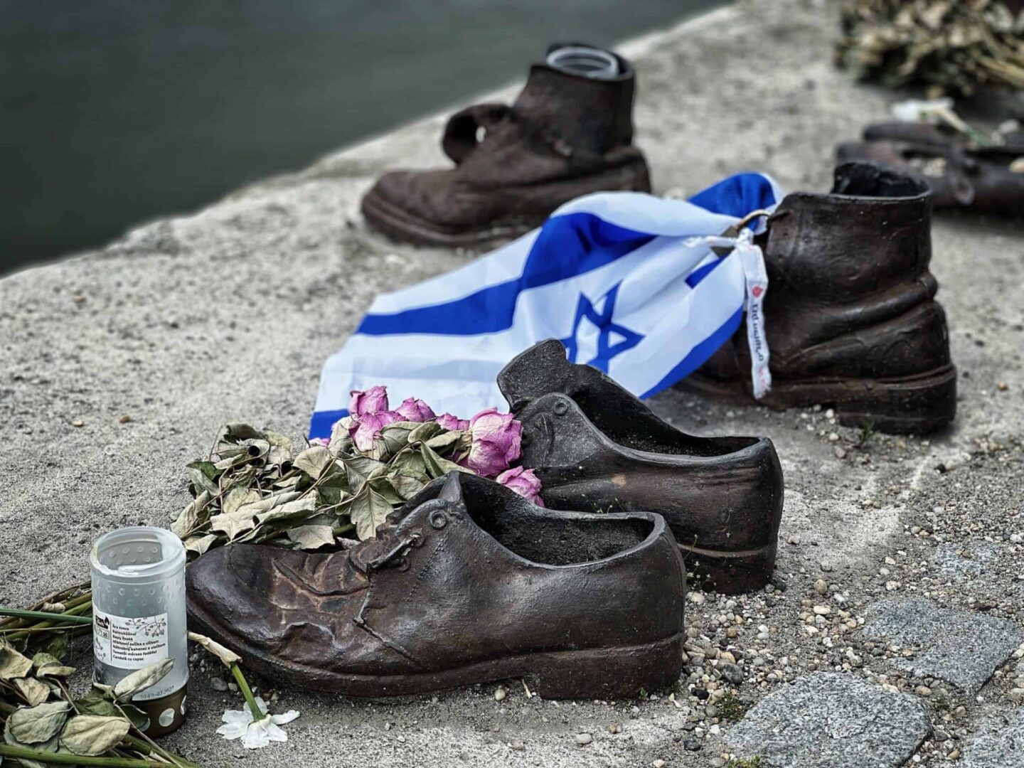 O crescente risco geopolítico pode impulsionar a demanda por ativos como ouro e dólar, e potencialmente aumentar a busca por títulos do Tesouro dos EUA, que têm sido vendidos de forma agressiva, afirmam analistas.