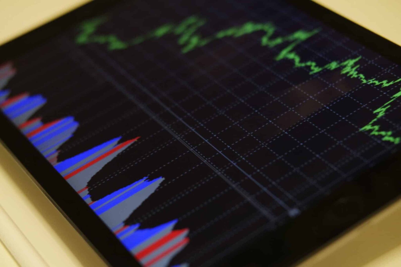 Investidores atentos a acordo de Israel e impactos da ata do FOMC. Pesquisa brasileira revela visão do mercado sobre preocupação com inflação.