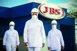 Imagem dos trabalhadores da JBS na sede da empresa.