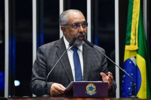 O senador Paulo Paim (PT-RS) fez um pronunciamento nesta segunda-feira (16) para chamar a atenção para a grave crise que afeta a cadeia produtiva de leite no Rio Grande do Sul, prejudicando pecuaristas e agricultores familiares.