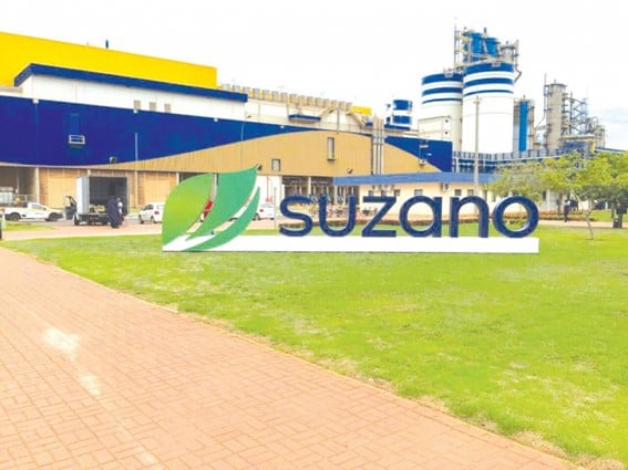 Suzano anuncia quarto aumento consecutivo no preço da celulose para mercados internacional. Reajustes refletem demanda forte e redução de estoques.