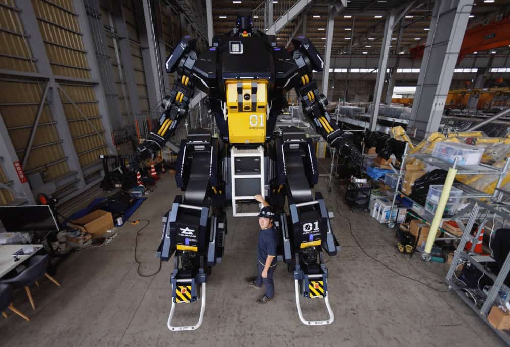 empresa japonesa Tsubame Industries, sediada em Tóquio, surpreende o mundo com a criação de um robô de quatro rodas e 4,5 metros de altura.