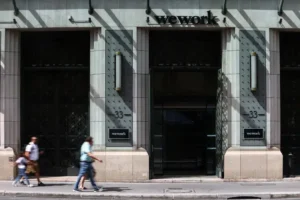 A WeWork anunciou na segunda-feira que não fará dois conjuntos de pagamentos de juros, totalizando cerca de US$ 95 milhões.