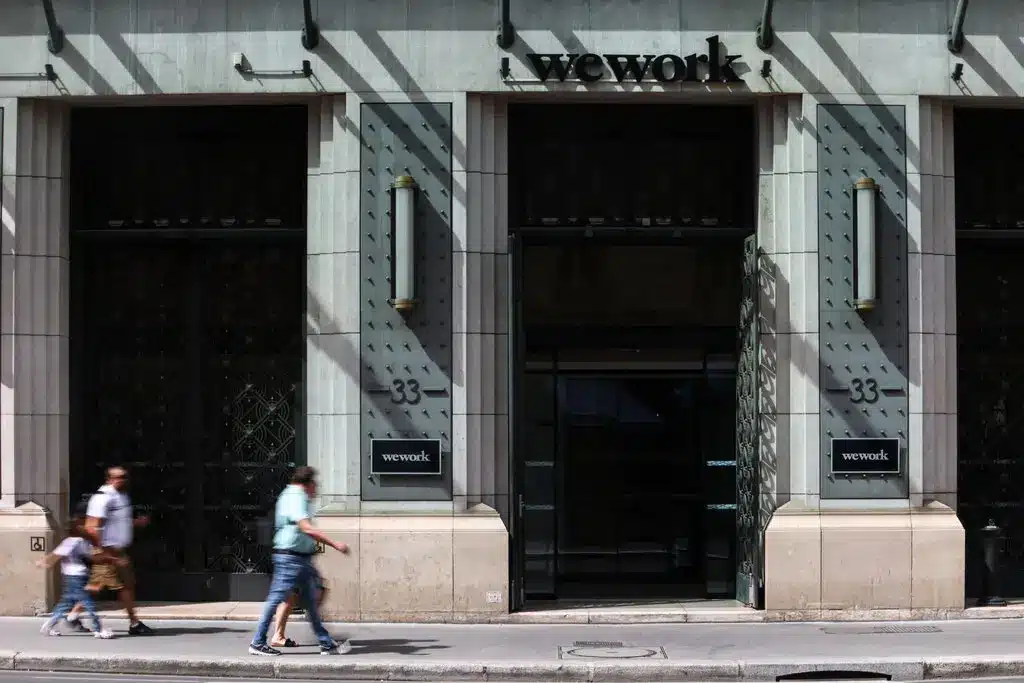 A WeWork anunciou na segunda-feira que não fará dois conjuntos de pagamentos de juros, totalizando cerca de US$ 95 milhões.