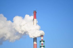 Novo relatório da OMM revela que gases do efeito estufa atingiram patamares inéditos, intensificando mudanças climáticas e impactos severos.