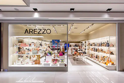 Arezzo (ARZZ3) registra lucro no 3T23, com crescimento de base de clientes e receita líquida em destaque, enquanto enfrenta desafios financeiros.