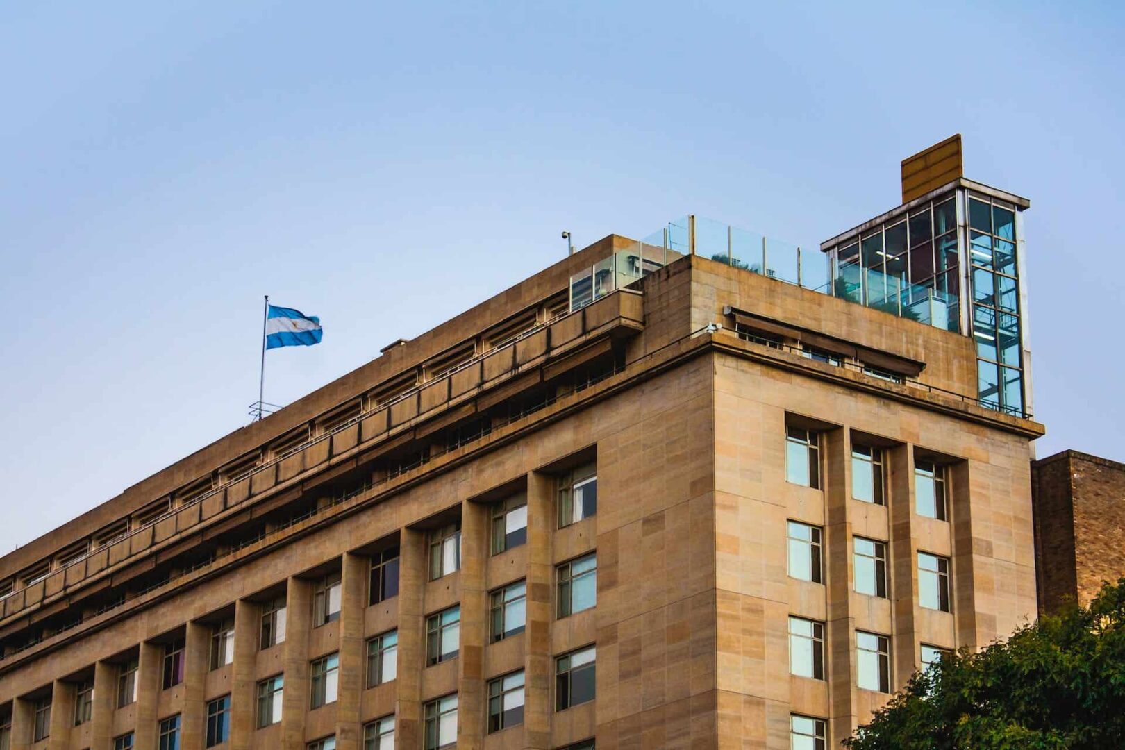 Análise sobre a eleição de Javier Milei na Argentina: possíveis impactos diplomáticos, desafios de governabilidade e incertezas econômicas.