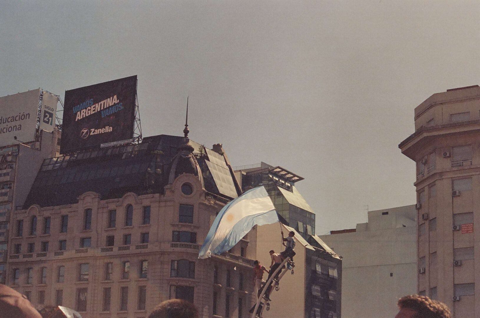 O ultraliberal Javier Milei vence eleições na Argentina; ADRs de empresas locais sobem 17% nos EUA, evidenciando expectativas do mercado.