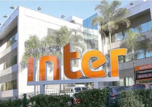 A Inter &Co, controladora do Banco Inter, reportou lucro de R$ 104 milhões no 3º trimestre de 2023, com crescimento de 48,8% na receita líquida.
