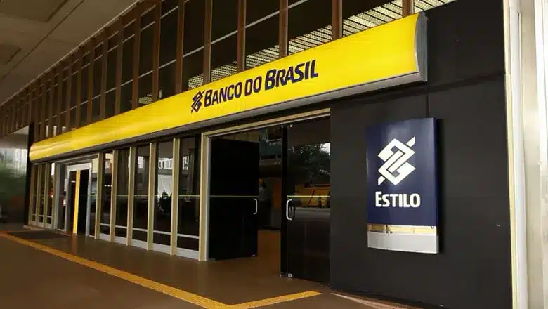 Banco do Brasil anuncia lucro de R$ 8,78 bilhões no 3º trimestre de 2023, abaixo das expectativas do mercado, com crescimento na carteira de crédito.
