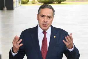 Desfecho incerto: Ministro pede vista e adia decisão sobre FGTS. Construtoras enfrentam incertezas e mercado reage com volatilidade.