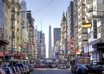 A incerteza eleitoral na Argentina agita os mercados financeiros. Fundos buscam estratégias para lidar com cenários diversos e minimizar riscos.
