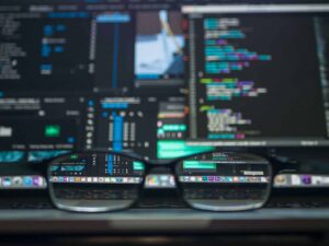 Mercados globais oscilam com futuros dos EUA mistos e bolsas europeias em alta, enquanto investidores analisam minuta do Fomc e resultados da Nvidia. No Brasil, atenção para fala de Roberto Campos Neto sobre a Selic e dados econômicos locais.