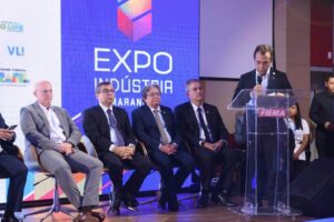 A Expo Indústria destacou o potencial maranhense em petróleo e gás, enfatizando o Encontro de Franchising. Com autoridades e Celso Gonçalo, presidente do Sebrae, ressaltou a importância dos pequenos empreendedores na indústria.