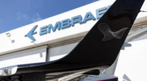 Imagem do hangar da Embraer.