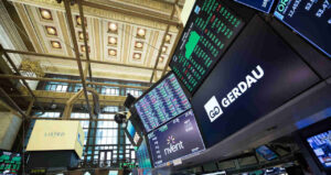 Gerdau e Metalúrgica Gerdau divulgam lucros menores no terceiro trimestre de 2023, com quedas no lucro, Ebitda e receita líquida. Dividendos anunciados.