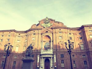 O banco mais antigo do mundo, Monte dei Paschi di Siena, na Itália, foi fundado em 1472.