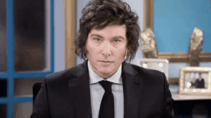 Javier Milei, presidente eleito da Argentina, avalia Sturzenegger, Caputo e Laspina para o Ministério da Economia; decisão gera incertezas.
