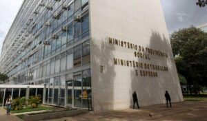 Ministério do Trabalho revoga permissão de trabalho aos domingos e feriados, gerando discordâncias entre sindicatos e empresários sobre impactos na geração de empregos e custos.