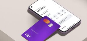 O Nubank surpreendeu no terceiro trimestre, registrando lucro de US$ 355,6 mi, 463% a mais que ano anterior. Com receitas de US$ 2,1 bi, a fintech expandiu sua base global em 5,4 mi clientes, atingindo 89,1 mi.