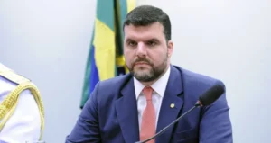 Presidente da FPA, Pedro Lupion, critica recusa de R$ 500 milhões ao seguro rural e descumprimento de promessas do governo. Preocupações com marco temporal e reforma tributária também são destacadas.