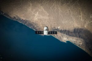 A SpaceX, de Elon Musk, considera um IPO para a Starlink, rede global de satélites, capitalizando o crescimento do setor. A oferta pode ocorrer até o final de 2024.