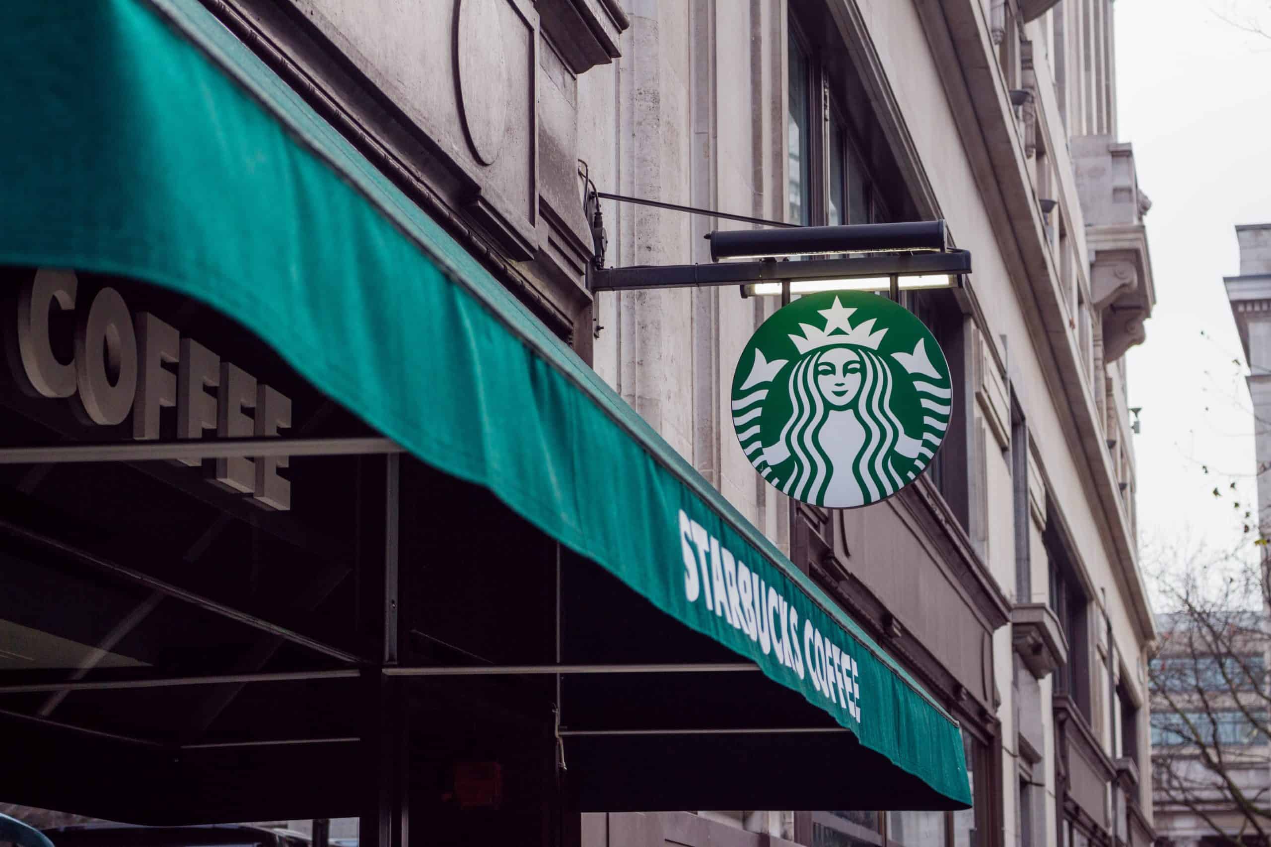 A Starbucks supera expectativas com lucro de US$ 1,22 bilhão e receita de US$ 9,37 bilhões no 4º trimestre, impulsionando suas ações.