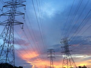 São Paulo enfrenta apagões após registrar 37,4ºC. O aumento no uso de ar condicionado sobrecarrega o sistema, deixando áreas cruciais sem luz. A ISA CTEEP reporta elevações abruptas na carga, enquanto a Enel atribui o problema a ocorrências externas no Sistema Interligado Nacional.