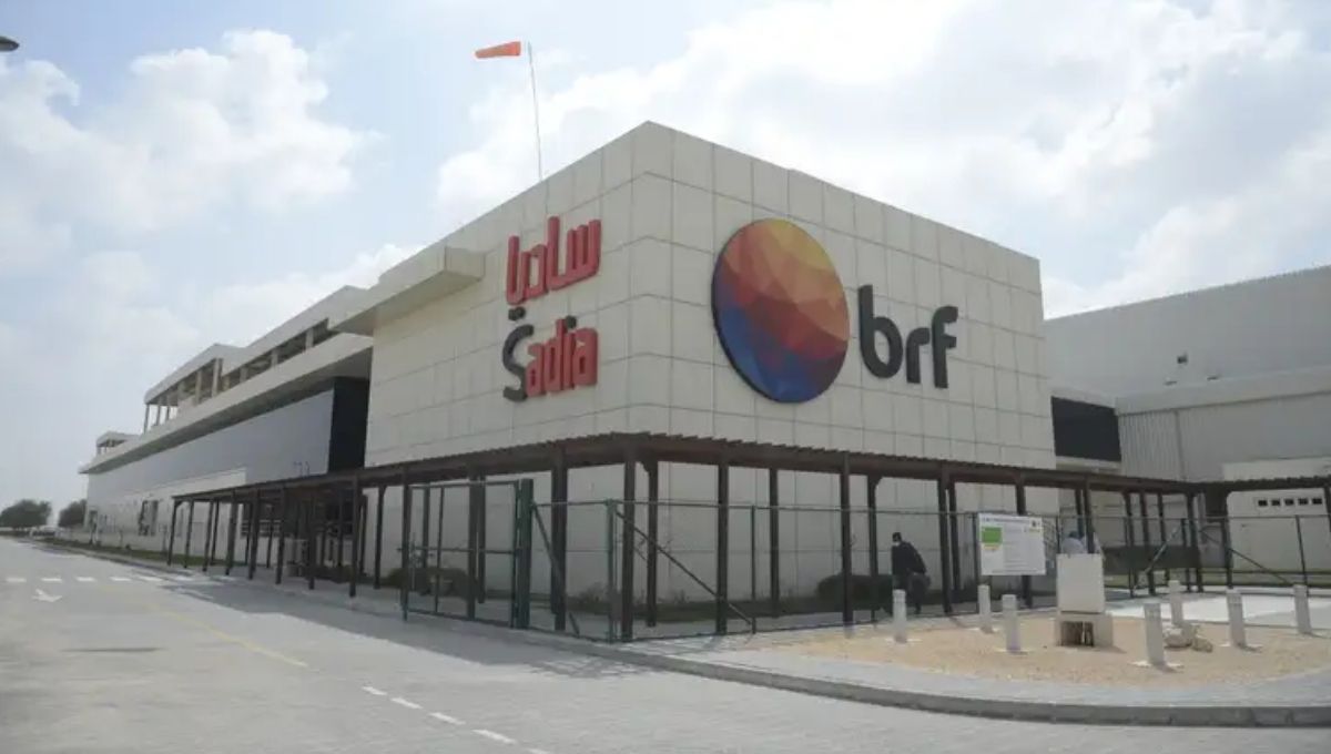 Fachada de unidade industrial da BRF com logotipo da empresa em destaque