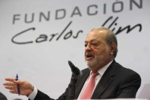 Carlos Slim alcança US$ 100 bilhões com valorização do peso e ganhos em 2023