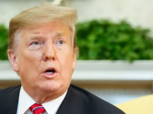 Tribunal de Colorado veta Trump nas primárias de 2024 por envolvimento no ataque ao Capitólio.