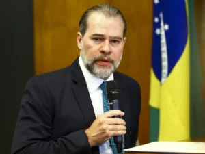 Ministro Toffoli suspende multa de R$ 10,3 bilhões da J&F, impulsionando revisão do acordo de leniência.