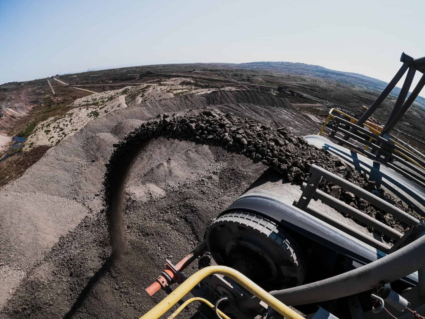 Demanda global por carvão atinge pico em 2023, mas transição para energias renováveis sinaliza declínio até 2026.