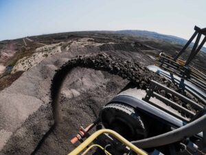 Demanda global por carvão atinge pico em 2023, mas transição para energias renováveis sinaliza declínio até 2026.