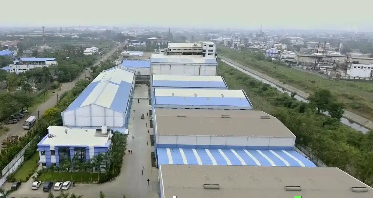 Imagem da fábrica da SML, destacando instalações modernas e sustentáveis, símbolo da expansão da empresa no mercado brasileiro.