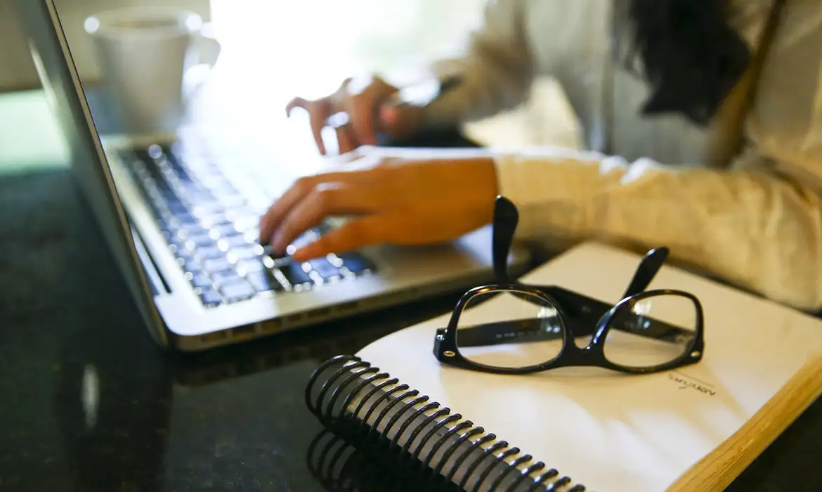 Novo modelo de trabalho: empresas iniciam semana de 4 dias