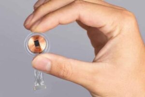 Neuralink implanta primeiro chip cerebral em humano