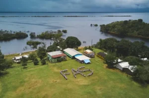 O turismo de base comunitária no Rio Negro alcançou um faturamento elevado. Destaque para o sucesso econômico e sustentável.