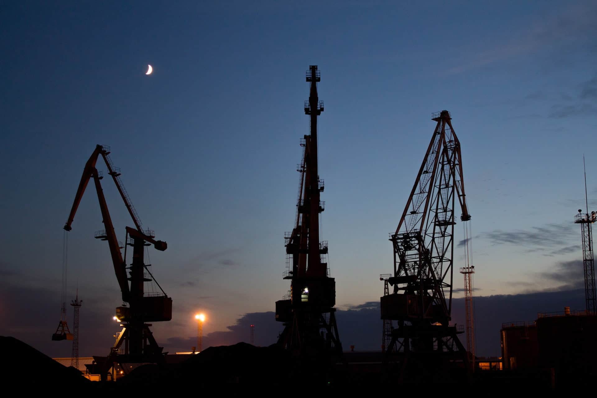 Petróleo em alerta: queda na cotação e tensão no Oriente Médio