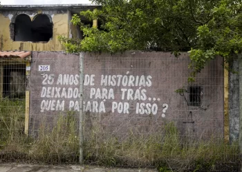 Moradores deixam frases em suas casas após serem desalojados, nas proximidades da mina n°18 da mineradora Braskem na lagoa de Mundaú. Foto: Joédson Alves/Agência Brasil