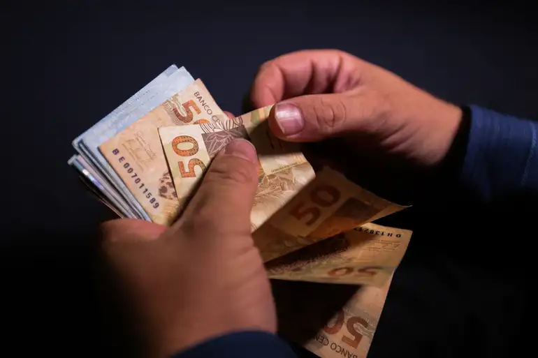 Dinheiro em extinção? Apenas 22% das compras no Brasil usam cédulas
