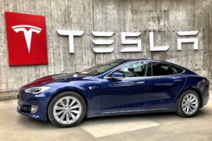 Lucro da Tesla diminui